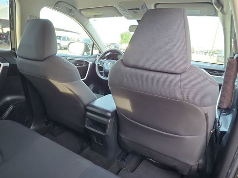 Used 2021 Toyota RAV4 LE AWD/4WD image 16