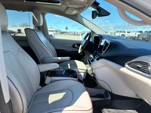 Used 2017 Chrysler Pacifica Limited w/ UConnect Theater Package image 24