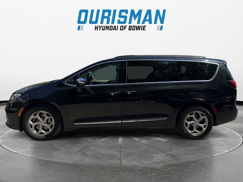 Used 2023 Chrysler Pacifica Limited FWD image 3