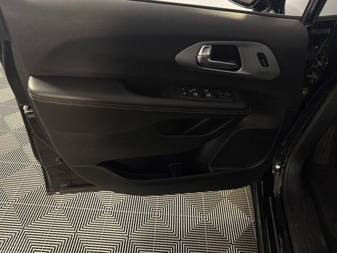 Used 2026 Chrysler Pacifica Limited FWD image 23