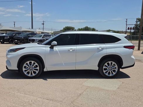Used 2023 Toyota Highlander Limited FWD image 5