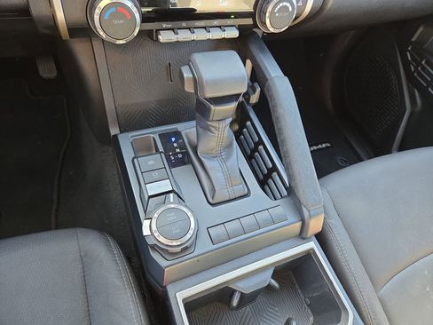 Used 2025 Toyota Tacoma SR5 AWD/4WD image 22
