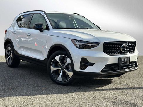 Used 2025 Volvo XC40 B5 Plus w/ Protection Package Premier image 7