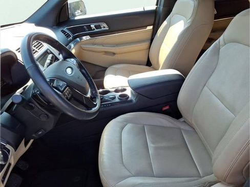 Used 2017 Ford Explorer Limited w/ Equipment Group 301A FWD image 5