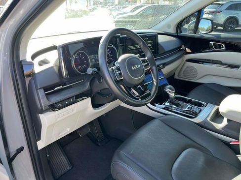 Used 2024 Kia Carnival EX image 13
