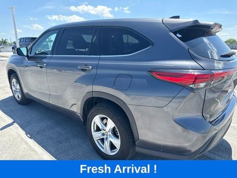 Used 2021 Toyota Highlander LE FWD image 15
