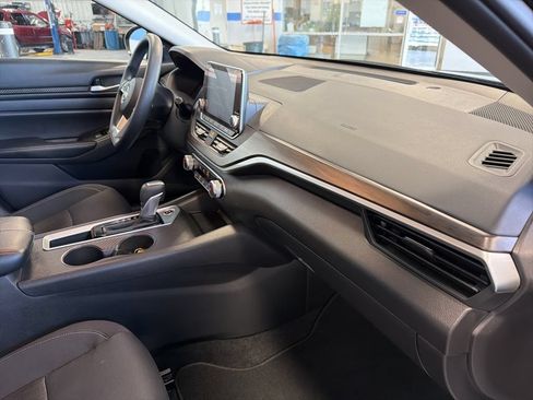 Used 2025 Nissan Altima 2.5 SV FWD image 33