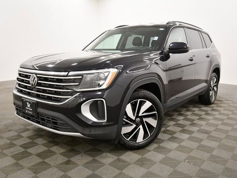 Used 2025 Volkswagen Atlas SE image 2