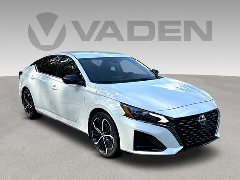 Used 2024 Nissan Altima 2.5 SR image 1