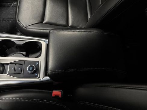 Used 2023 Ford Explorer XLT image 21