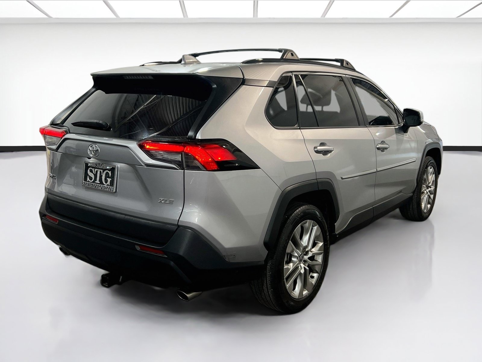 Used 2021 Toyota RAV4 XLE Premium FWD image 4