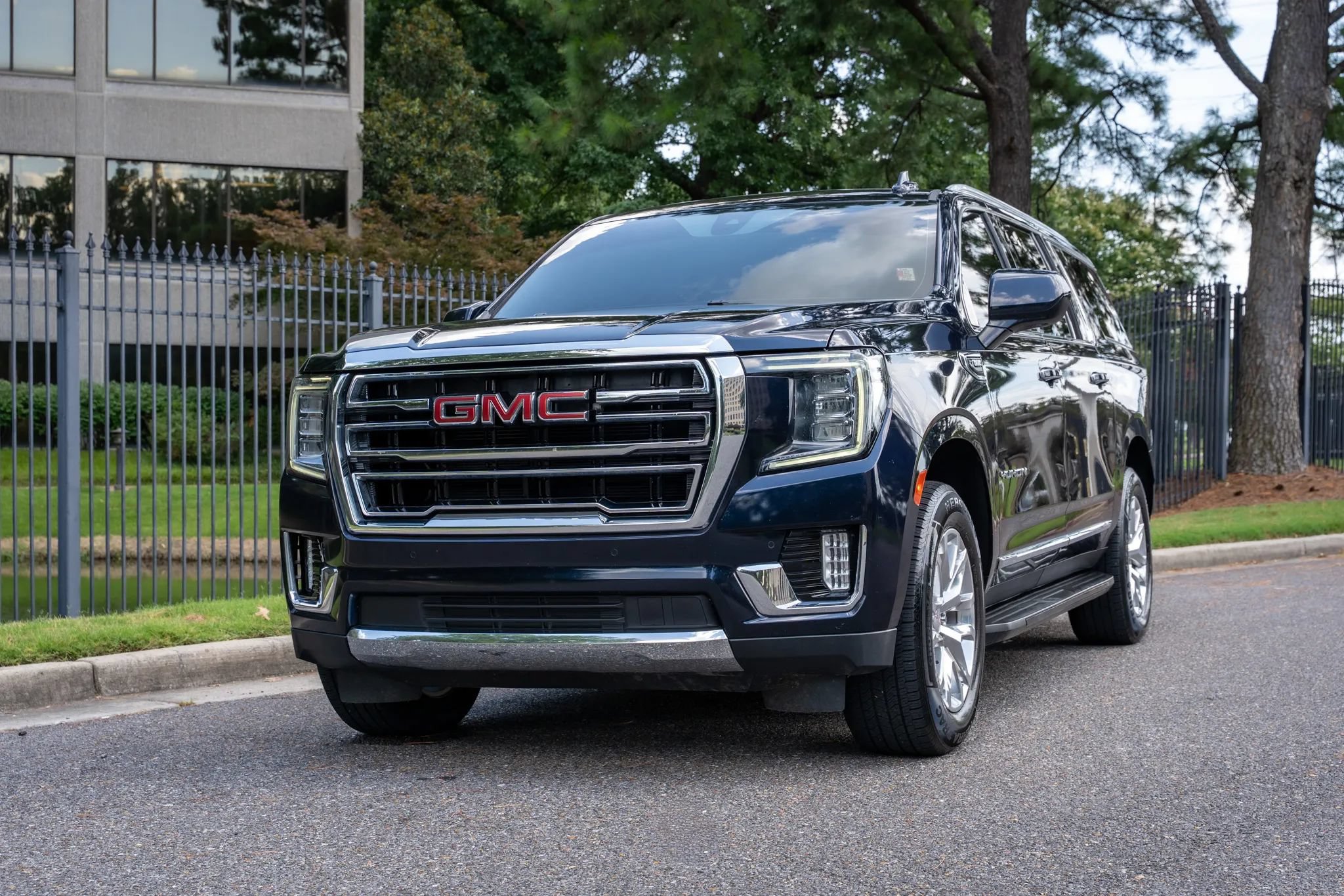 Used 2022 GMC Yukon XL SLT AWD/4WD image 2