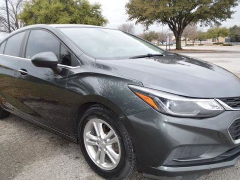 Used 2018 Chevrolet Cruze LT w/ Convenience Package image 3