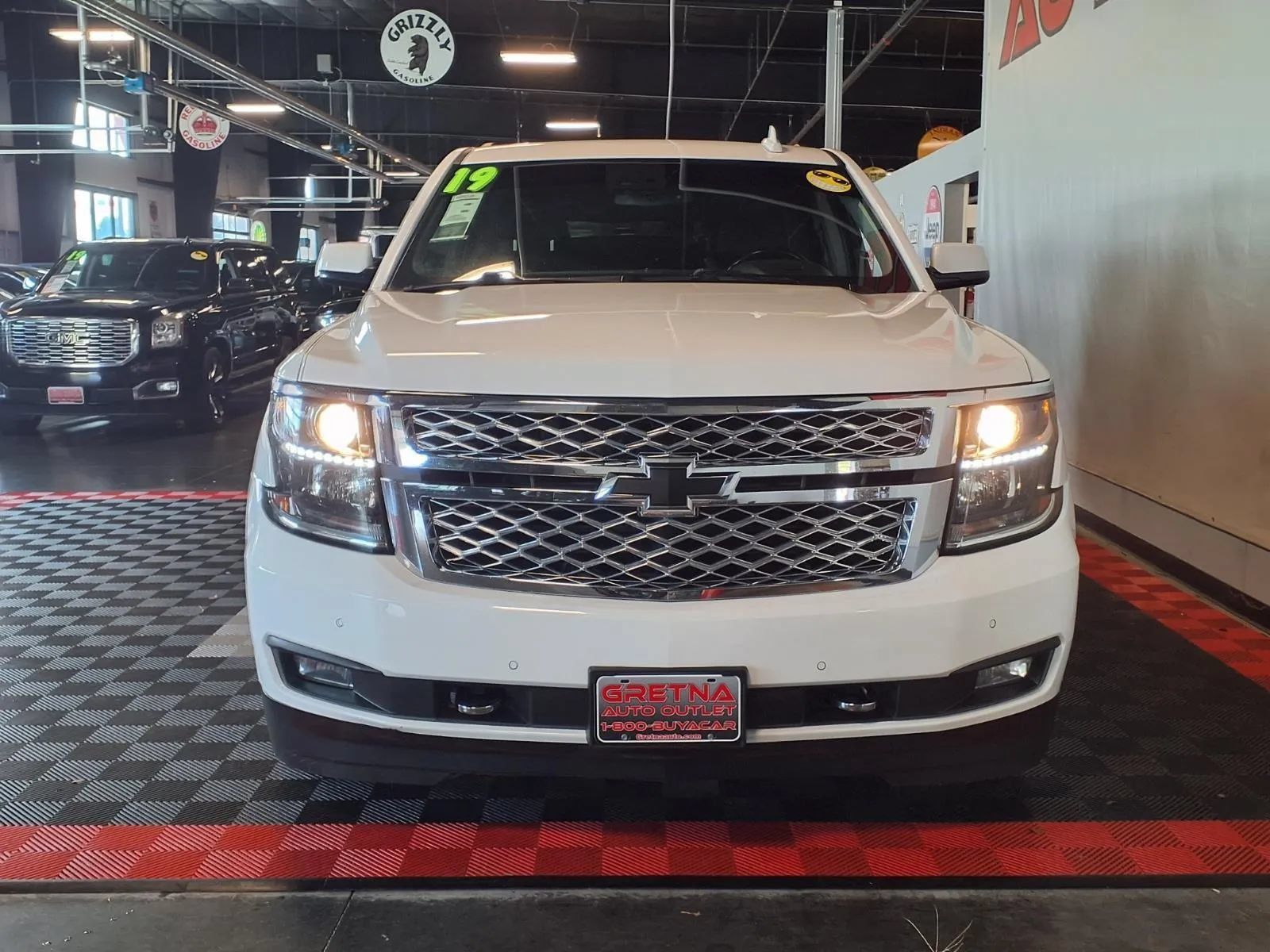 Used 2019 Chevrolet Suburban LT w/ LT Signature Package AWD/4WD image 3