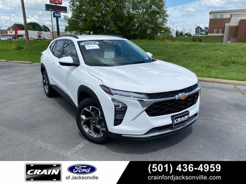 Used 2024 Chevrolet Trax LT w/ Driver Confidence Package FWD image 1