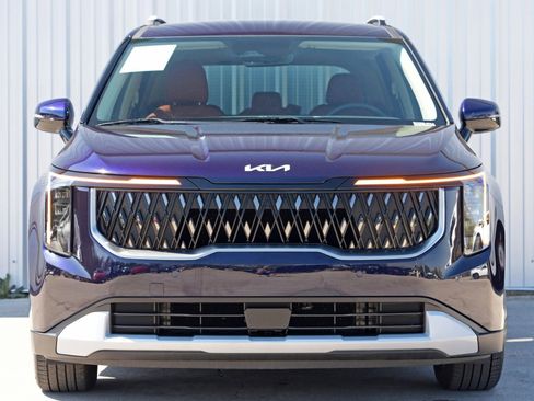 Used 2025 Kia Carnival EX image 7