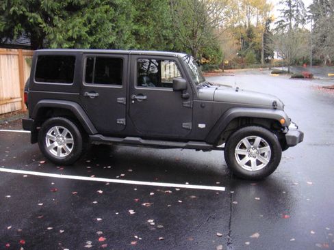 Used 2011 Jeep Wrangler Unlimited 70th Anniversary w/ Connectivity Group image 5