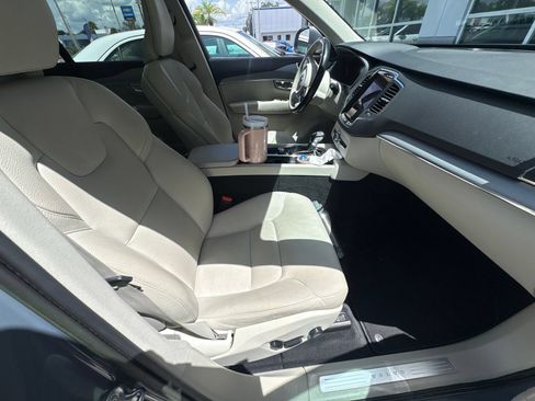 Used 2022 Volvo XC90 T5 Momentum FWD image 6