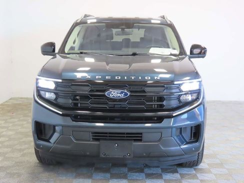 Used 2025 Ford Expedition Active RWD image 2