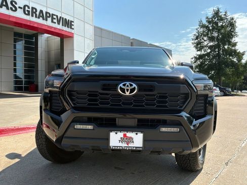 Used 2025 Toyota Tacoma TRD Off-Road AWD/4WD image 3