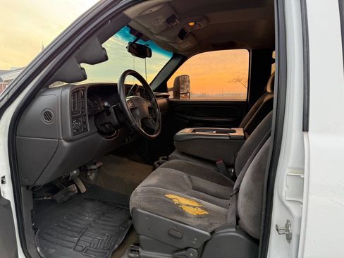 Used 2006 GMC Sierra 3500 SLE w/ Heavy-Duty Power Package image 11