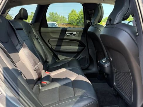 Used 2021 Volvo XC60 T5 Momentum w/ Premium Package AWD/4WD image 11