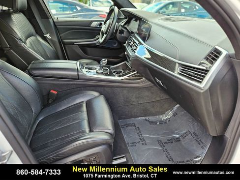 Used 2021 BMW X7 M50i image 10