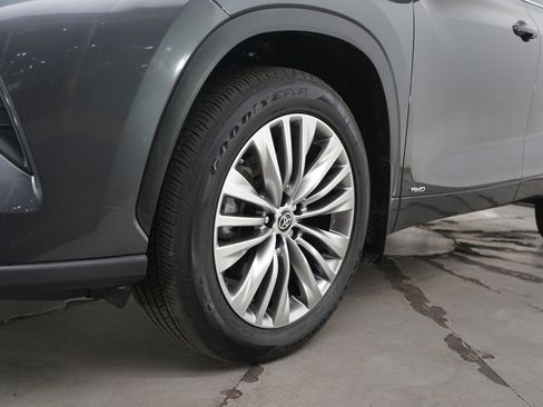 Used 2025 Toyota Highlander Platinum image 27