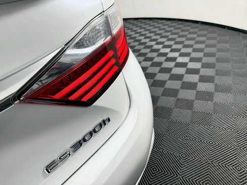 Used 2014 Lexus ES 300h w/ Luxury Package w/Bamboo Trim FWD image 10