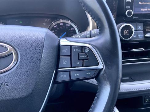 Used 2020 Toyota Highlander XLE AWD/4WD image 24