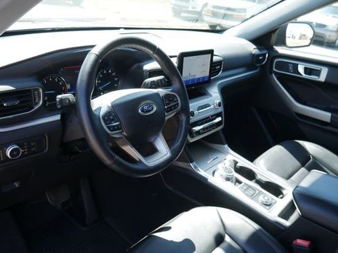 Used 2022 Ford Explorer XLT w/ Equipment Group 202A AWD/4WD image 17