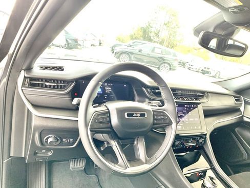 Used 2023 Jeep Grand Cherokee Altitude image 11