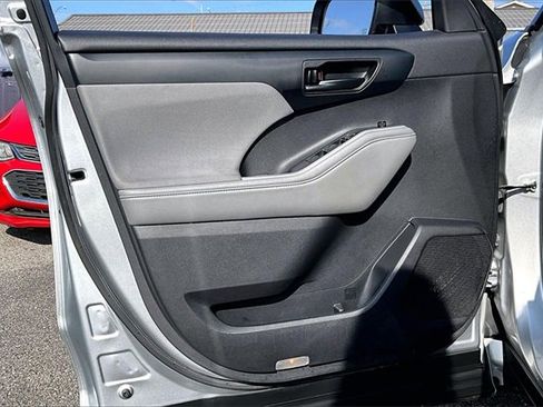 Used 2022 Toyota Highlander LE image 17