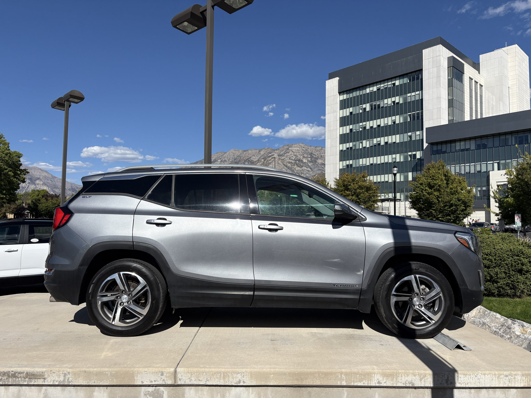 Used 2019 GMC Terrain SLT w/ Infotainment Package II AWD/4WD image 2