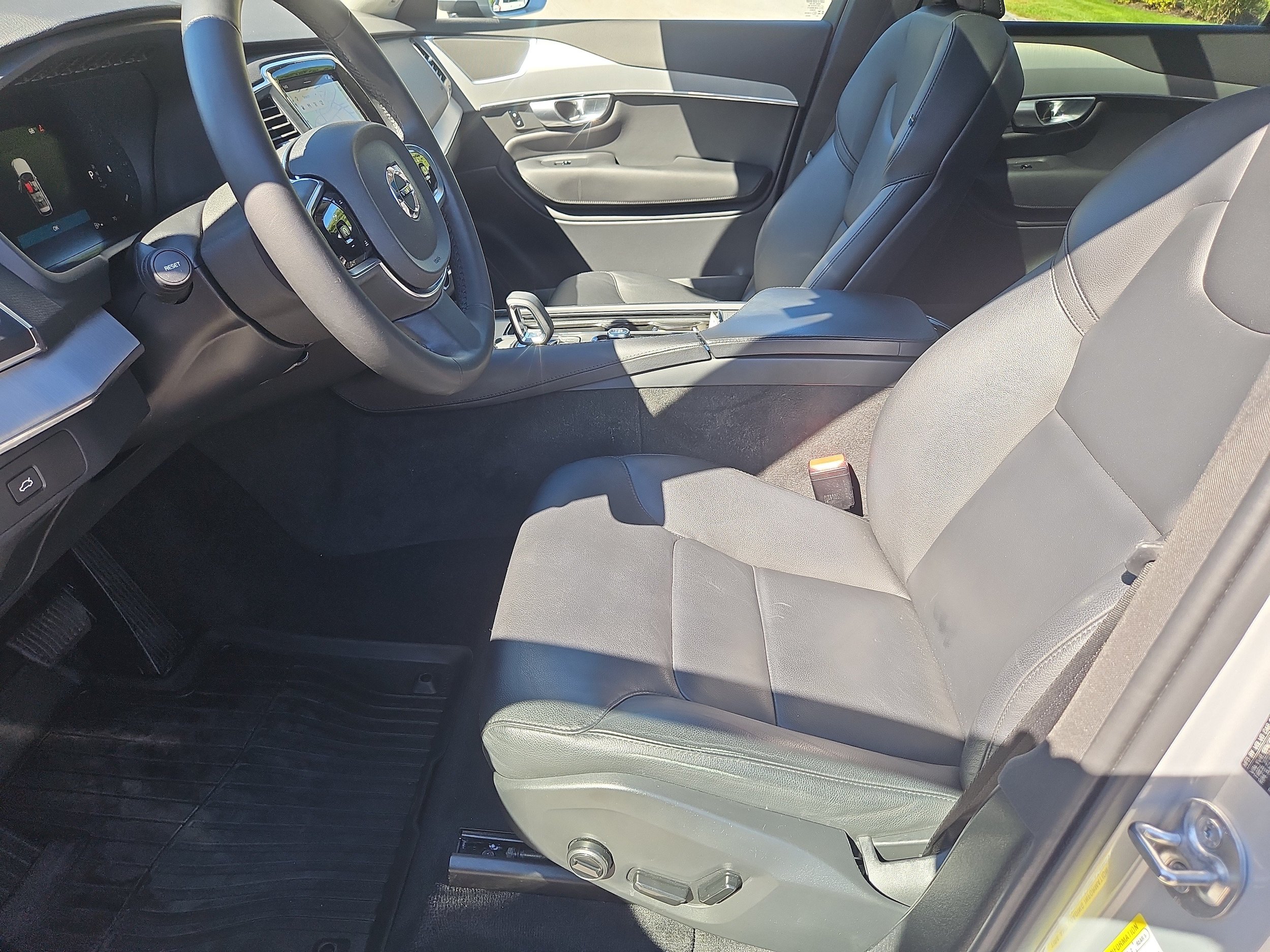 Used 2024 Volvo XC90 B5 Core w/ Protection Package Premier AWD/4WD image 32