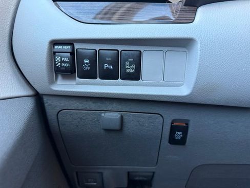 Used 2016 Toyota Sienna XLE Premium image 13