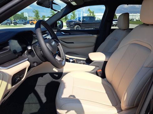 New 2025 Jeep Grand Cherokee Limited w/ Luxury Tech Group II image 18