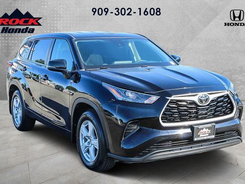 Used 2023 Toyota Highlander L FWD image 3