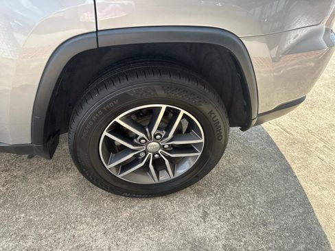 Used 2018 Jeep Grand Cherokee Laredo image 4