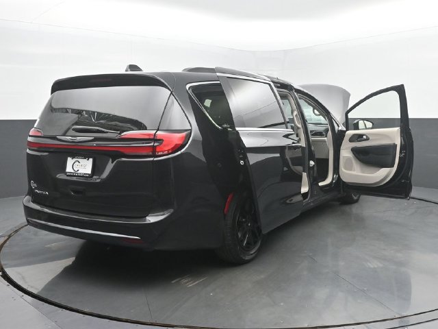Used 2022 Chrysler Pacifica Touring-L FWD image 54