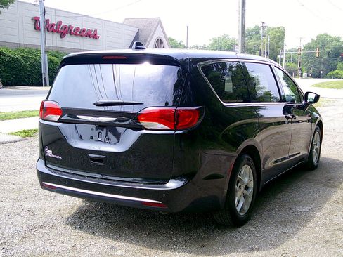 Used 2018 Chrysler Pacifica Touring Plus w/ Tire & Wheel Group image 4