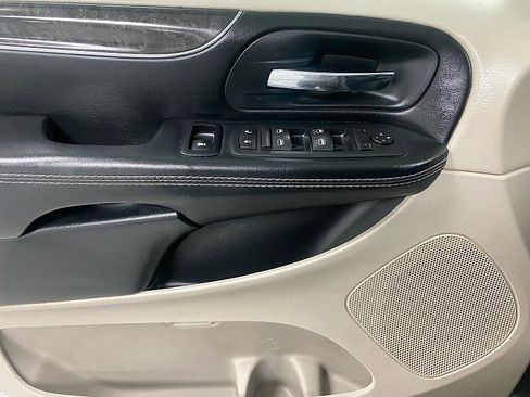 Used 2016 Chrysler Town & Country Touring image 9