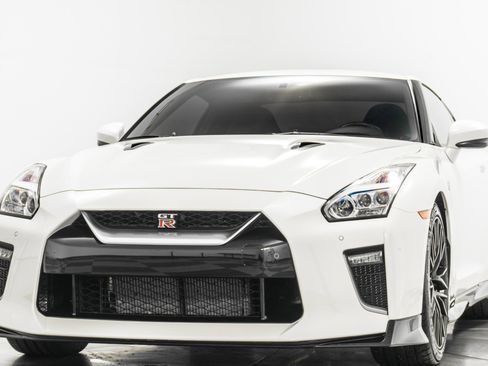 Used 2020 Nissan GT-R Premium image 5