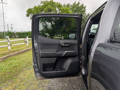 Used 2021 Toyota Tacoma TRD Sport AWD/4WD image 11