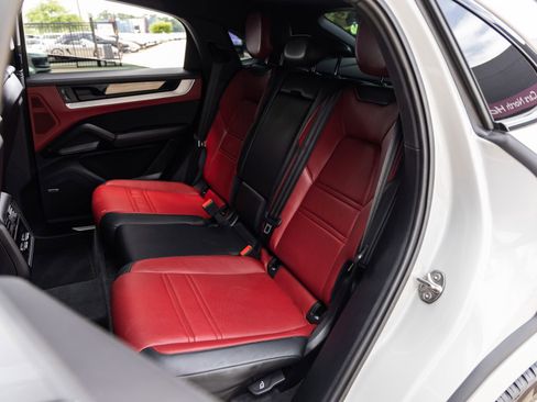 Certified 2024 Porsche Cayenne Coupe AWD/4WD image 35