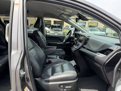 Used 2018 Toyota Sienna SE FWD image 9