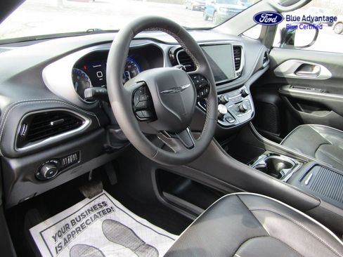 Used 2025 Chrysler Pacifica Limited FWD image 10