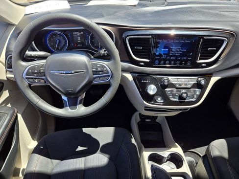 Used 2017 Chrysler Pacifica Touring FWD image 10