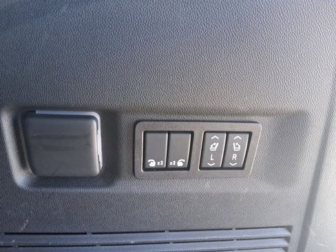 Certified 2025 Chevrolet Suburban Premier image 18