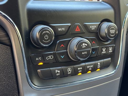 Used 2021 Jeep Grand Cherokee Laredo w/ Security & Convenience Group image 19